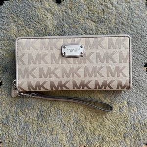 Gray Michael Kors Jet Set Travel Wristlet/Wallet